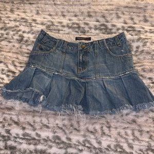 Short American eagle denim skirt.